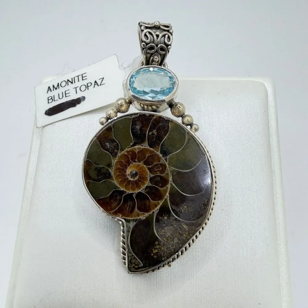 NWT 19x24mm AMMONITE and 8x5mm faceted blue topaz pendant in Bali 925!‎